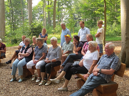 Interessierte Zuhörer im Ruheforst Grabhorn Interessierte Zuhörer im Ruheforst Grabhorn
